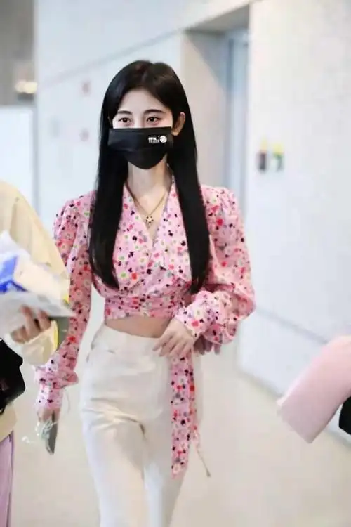 春寒料峭鞠婧祎露脐装出镜美出新高度