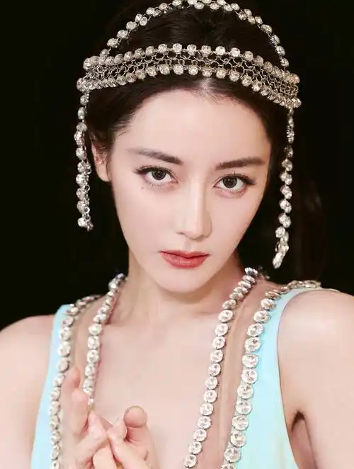 迪丽热巴蓝色晶钻长裙看起来浪漫又轻盈,就像出水的美人鱼_时尚_气质