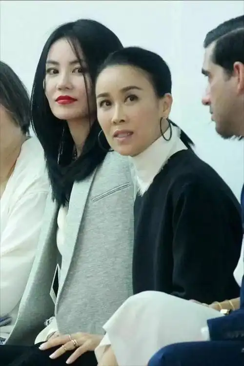 55岁那英同框53岁王菲输太多