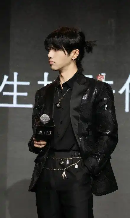 贵公子花花华晨宇扎小辫尽显俏皮优雅升级当爸少年感依旧