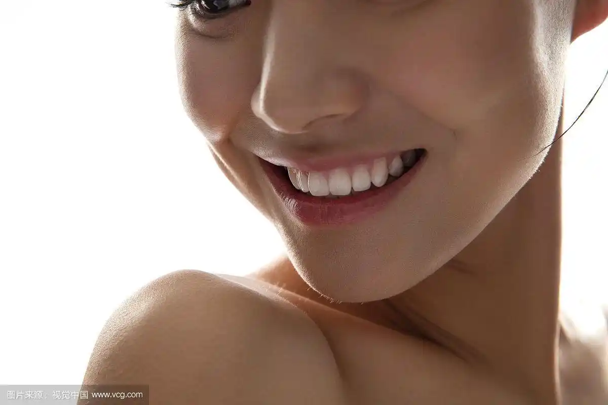 青年女人的笑容特写
