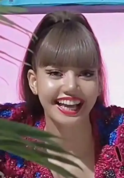 lisa近照大变样脸肿嘴大苹果肌夸张离开韩妆颜值一般