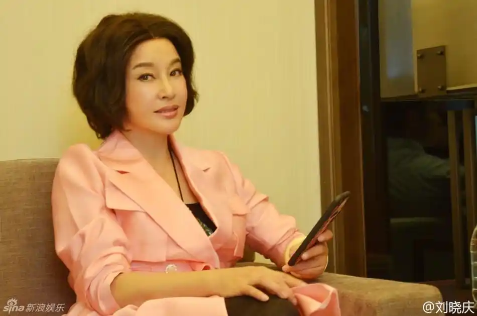 组图:刘晓庆着粉红色风衣 短发精干笑容灿烂