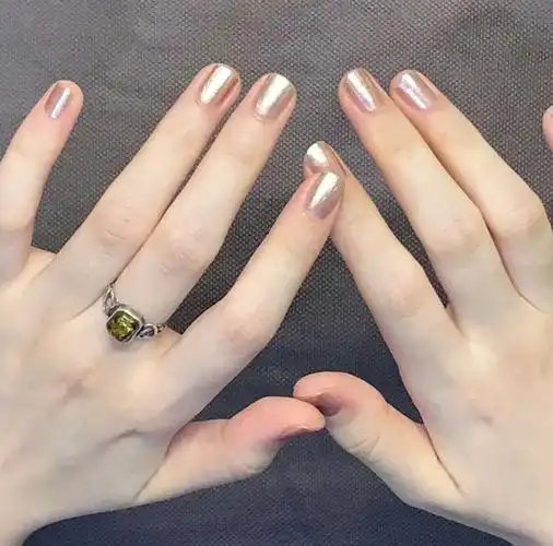 好看的金属色系短指甲美甲款式