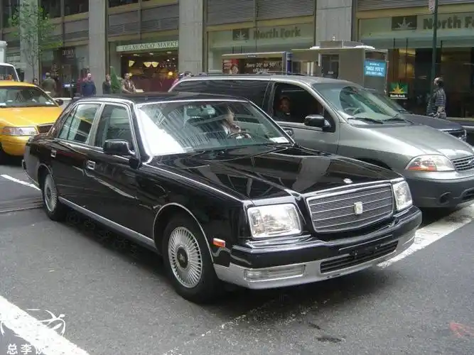 展厅停了辆v12丰田顶级车,看了看方向盘,同款不足百台