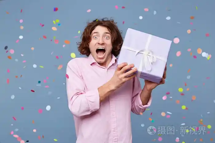 疯狂的欢乐,极大的乐趣,快乐的灵感,感觉生日的人,他收到了一个礼物盒