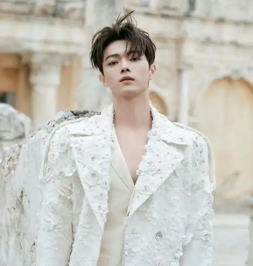 恭喜王一博在成为演员的路上越走越远