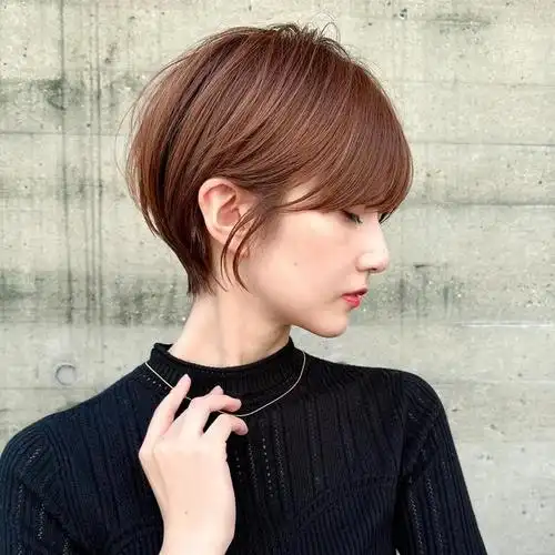 今天,我们就来聊聊三种备受瞩目的发型:半盖耳短发,外翘波波头以及齐