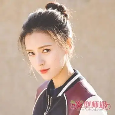 青春个性花苞头成为盛夏爆棚款 顺直头发也能扎出新花样发型(3)