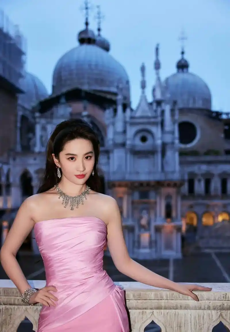 戛纳电影节 #刘亦菲 粉色抹胸露肩长裙 气场全开 氛围感拉 - 抖音