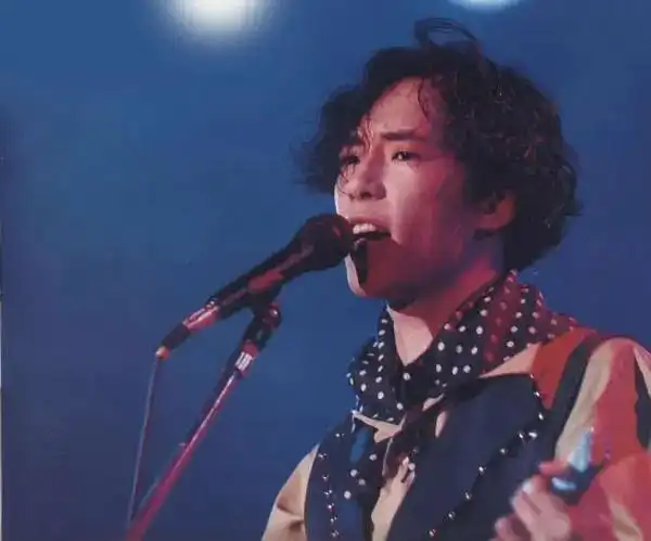 黄贯中年轻这打扮……看出是ricky 偶像来了