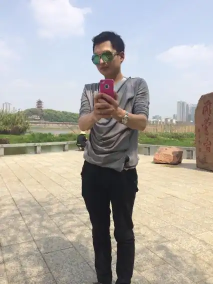 男生身高176体重135斤 适合穿什么衣服好看呢