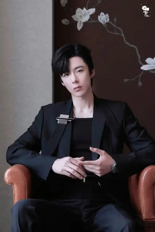 帅照里挑的一张公式照呢 以后多用啊#刘宇宁换公式照#|#刘宇宁魏劭