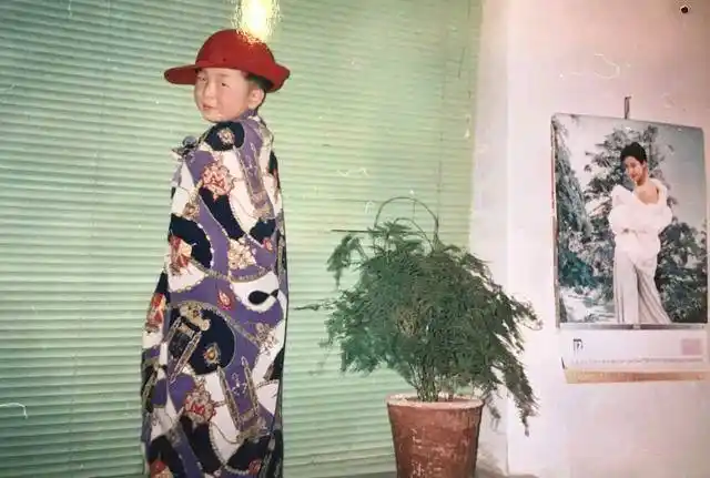 杜海涛晒出自己儿时照片,幼时与现在并无太大差异_时候