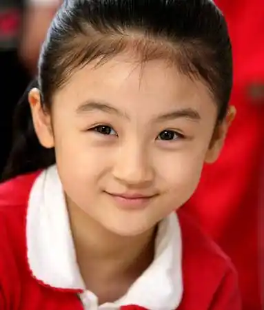 也非常喜欢她,可能整个娱乐圈都在等着她长大,因为她小时候长得都太