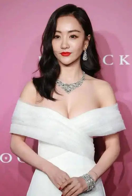 杨蓉一袭抹胸白裙写真,曼妙身段,实在性感可人!_演技_表演_在未来