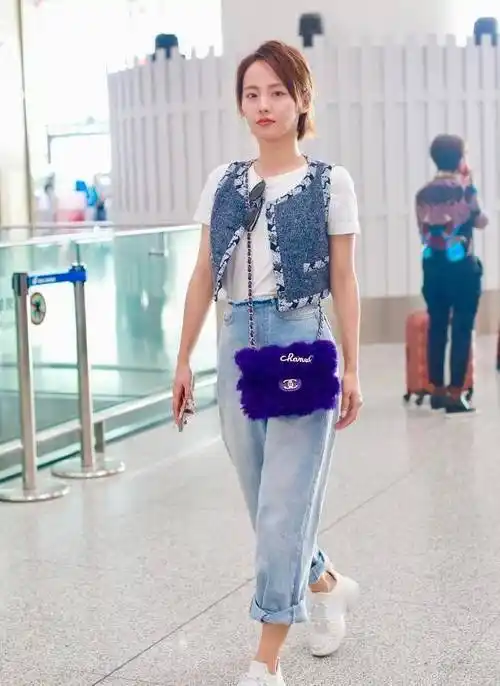 牛仔裤百搭还耐看,张嘉倪牛仔裤搭配小马甲,减龄又时尚_感觉_女性