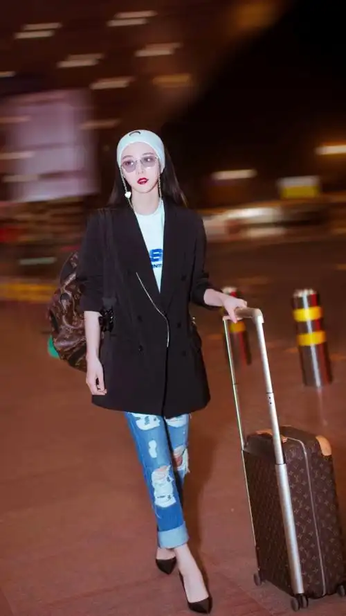 范冰冰街头风现身机场,牛仔裤搭配黑色外套,干练不失优雅,头巾和眼镜