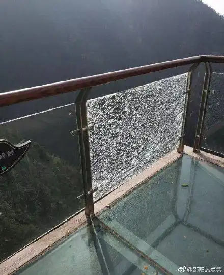 玻璃栈道玻璃碎裂吓坏游客 景区:疑为人为破坏