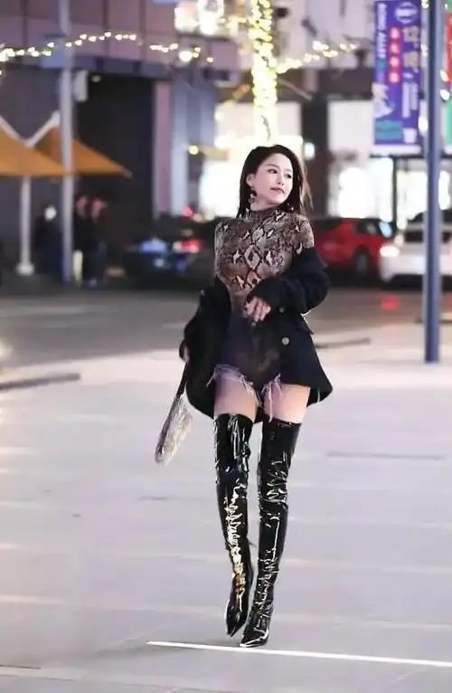 美女姐姐牛仔短裤搭长靴这种穿搭的形象变得更加迷人夺目