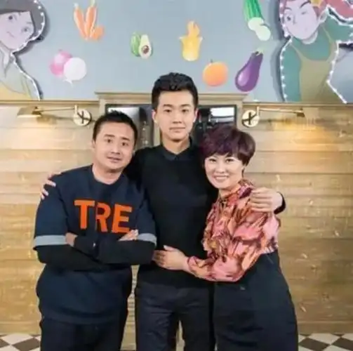 《热辣滚烫》里贾玲妈被狂赞,丈夫竟是《乡村爱情》里的他_澎湃号·湃