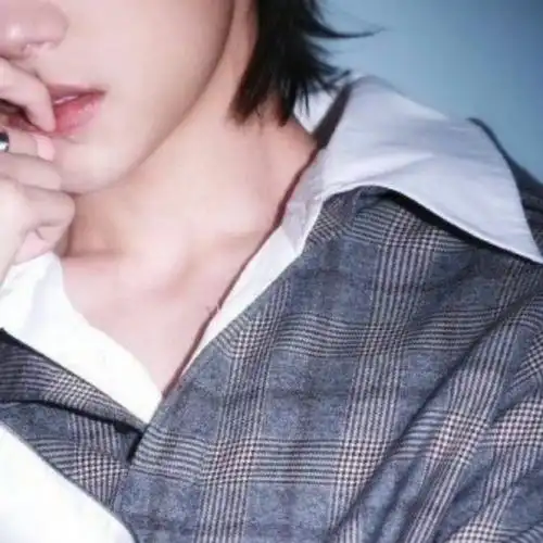 易烊千玺绝对领域之锁骨  翻相册突然看到嘿嘿嘿嘿嘿嘿@tfboys-易烊