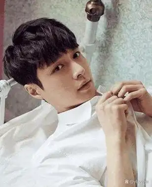 长脸型的男生适合留一些较短的发型,比如短发,毛寸,碎发等,这些发型