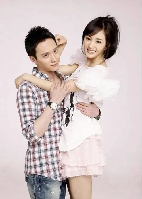 冯绍峰杨幂再炒当年cp热度,情侣写真好会撩,颖宝看了都要吃醋