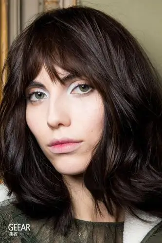 不怕中长发的尴尬!意大利女生都在留这个 80 年代复古发型!