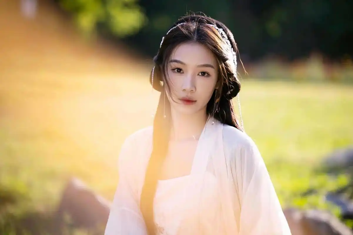 欢娱演员张楠最新古风写真来啦~ 追光而遇秋水正潋滟,纸墨云烟,佳人如