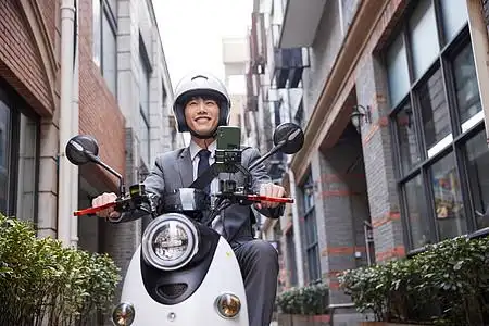 照片  |青年女性戴头盔骑电动车501637865照片  |大理丽江风景洱海