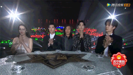 肖战2019年最后一条微博消失!台上放弃镜头向粉丝鞠躬,如今被粉丝坑惨