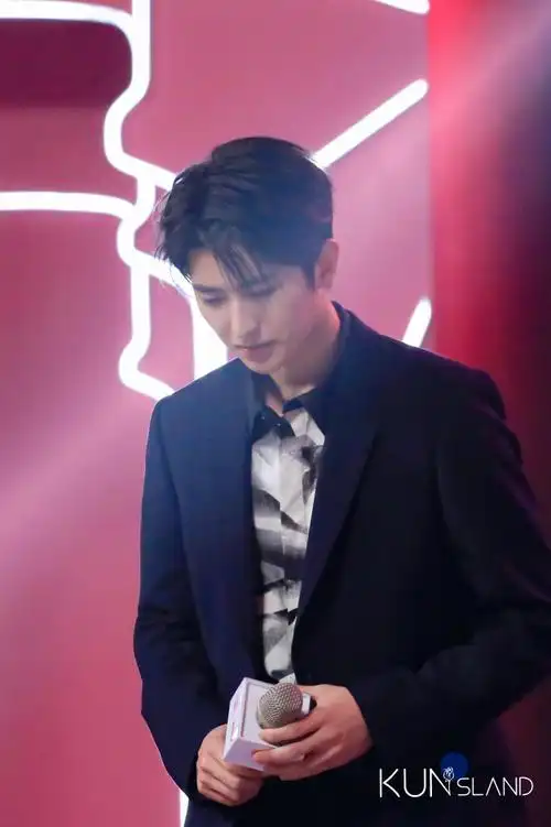 蔡徐坤隔空点亮水立方##蔡徐坤最新怼脸拍摄大片