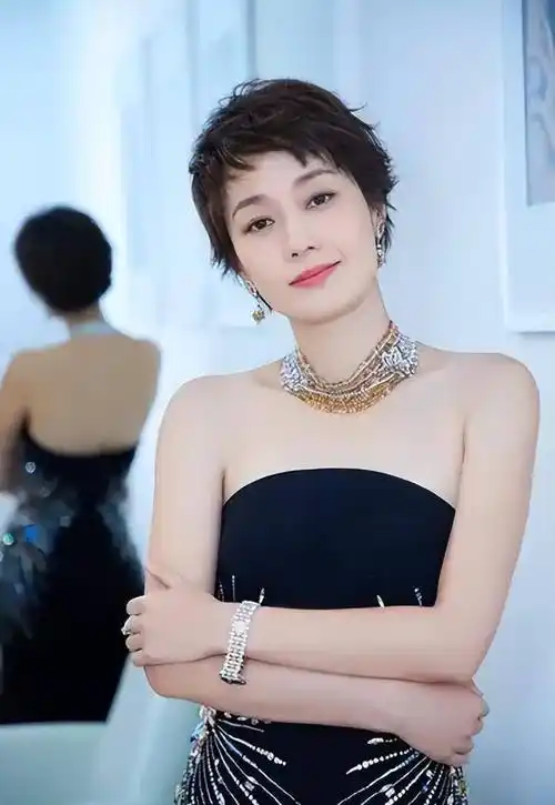 "单身富婆"女明星:30岁身价超几十亿,隐忍5年只为报复文章_因为_女儿