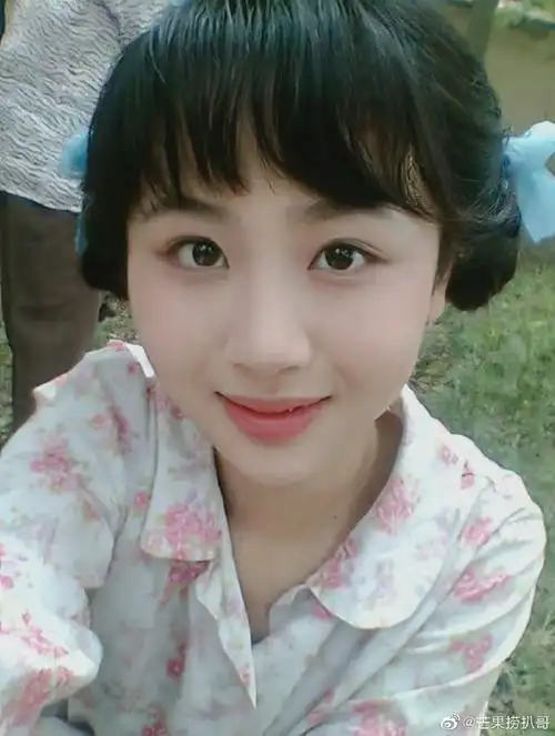 旧照#杨紫自拍镜头记录成长,更新"那些年忘记的自拍"美女手机库存照片