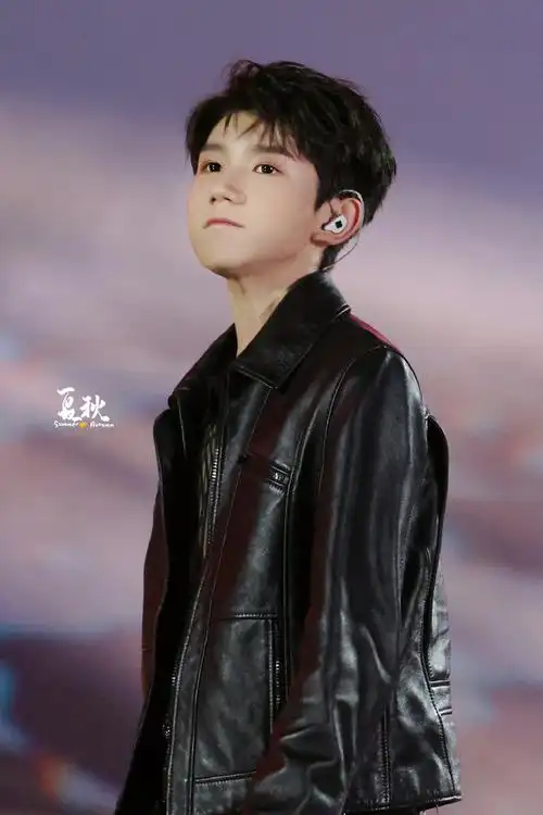 王源出席qq音乐巅峰盛典