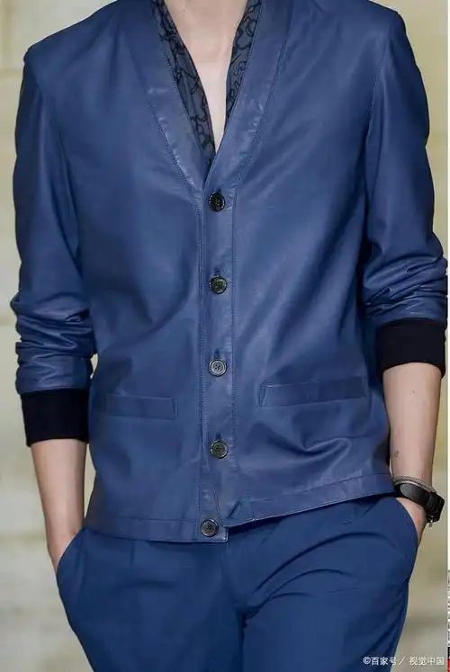 藏青色衣服这样搭好看又时尚