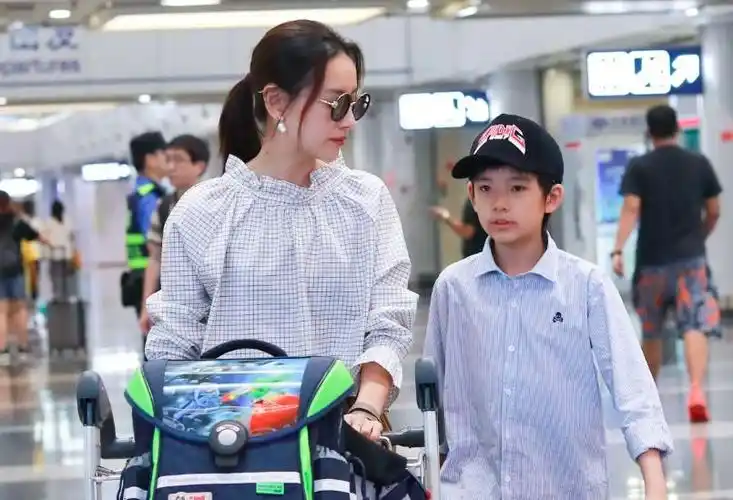 董洁儿子顶顶近照与董洁腻歪抱成一团眉眼好看可惜鼻子像爸爸