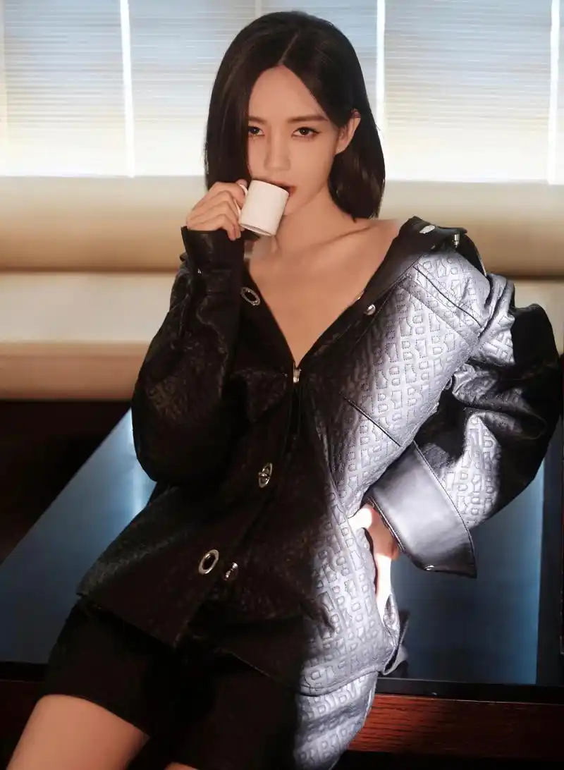 李一桐 #李一桐裸足长腿 - 抖音