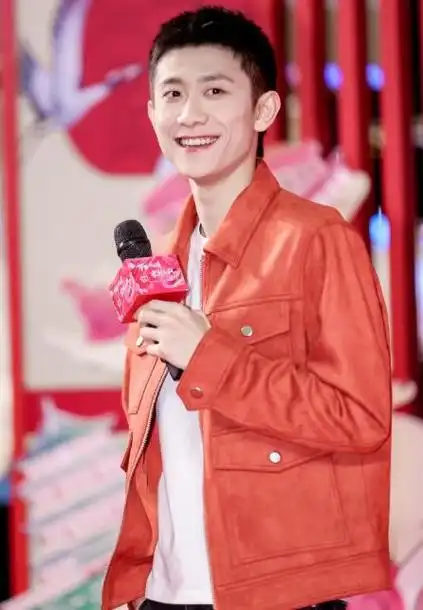 张一山难得认真穿西装搭衬衫好有范但还是丢不掉痞帅风