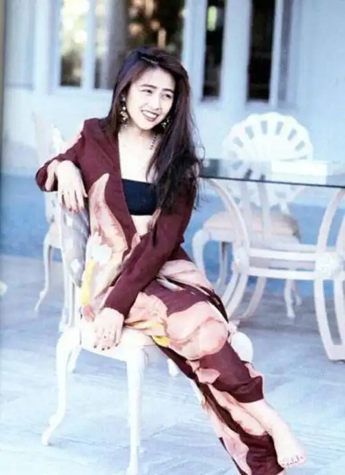 工藤静香为什么被称为日本国民妖精,其中的原因细究起来是跟她的颜值