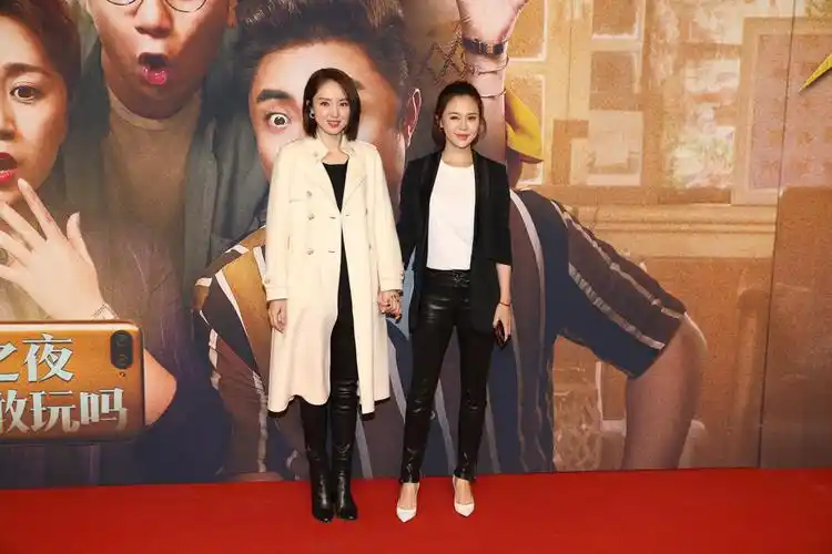 董璇与关悦同框秀友情牵手揽肩互动亲密