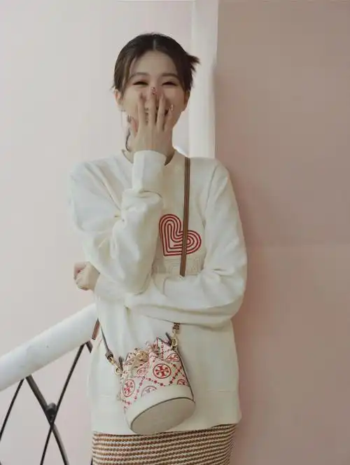 演员 @乔欣bridgette 身着 #toryburch2022早秋系列 # 七夕情人节特别