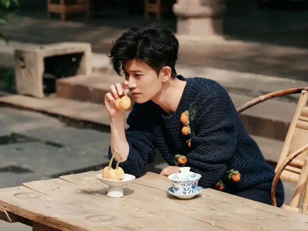 这是任嘉伦一年前略带嘻哈风格的照片. 最后一张是近期照.