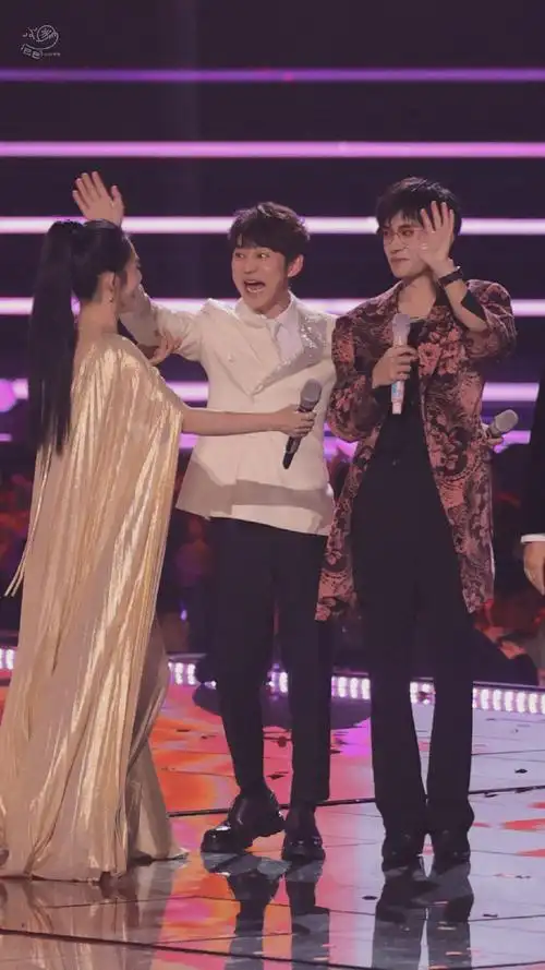 何炅见证了多少人的成长##易烊千玺二三逢时戢鳞风起