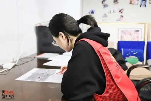 你认真校对,侧脸比往时更美(吴骁)