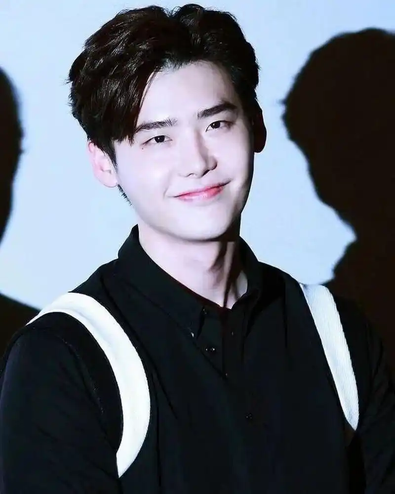 疲惫的人生中 偶尔也会像礼物一般的存在 #人间理想李钟硕# #治愈系