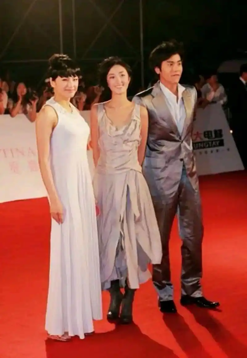 男星彭于晏身高182站在身高164的女星桂纶镁旁边很显高  面对女星穿