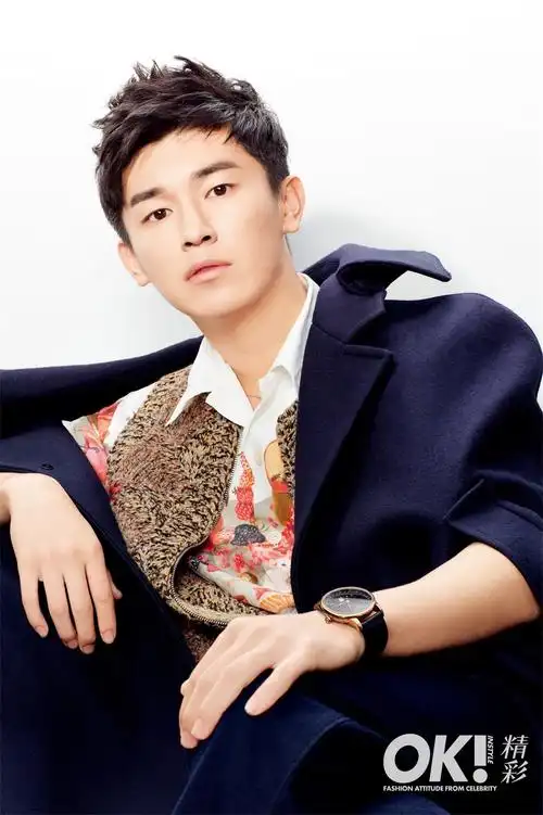 青龙大哥杨旭文化身冷峻男神诠释眼神杀