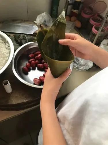 端午节包粽子